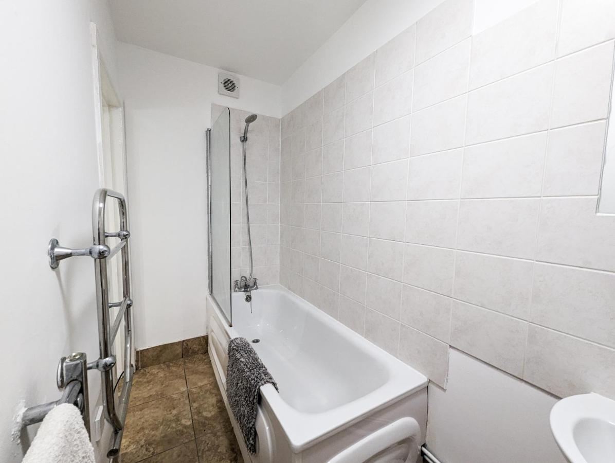 Cozy Central Apartments - With Private Kitchens & Bathrooms Portsmouth Exterior foto